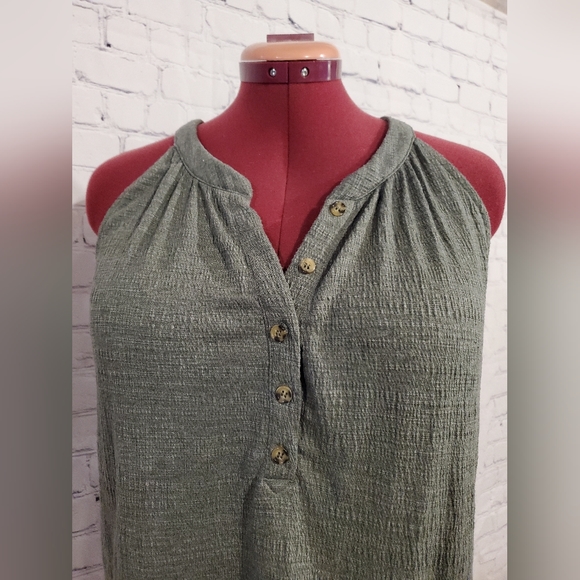 Cable & Gauge green halter button tank - Picture 3 of 6